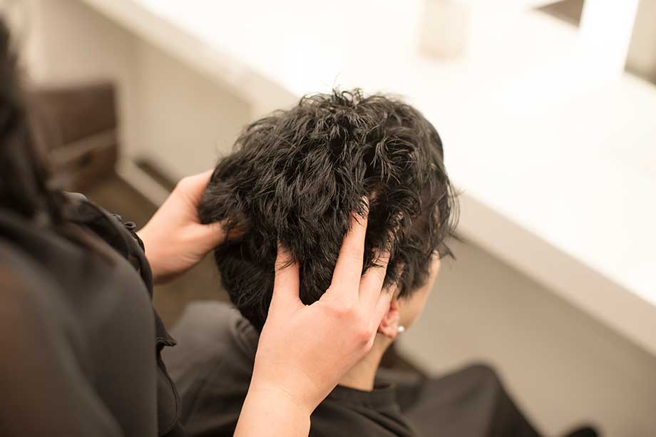 Kopfmassage beim Coiffeur