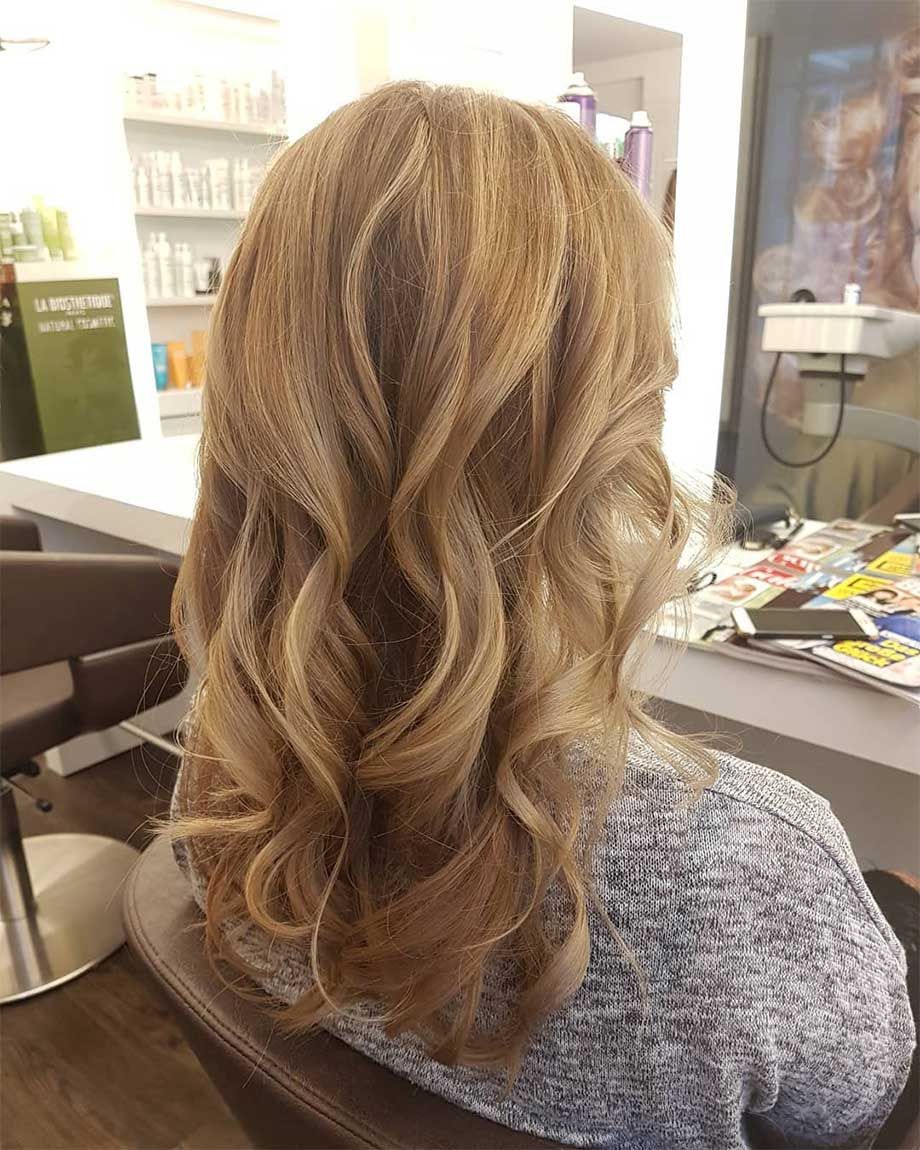 Blonde Haare gewellt